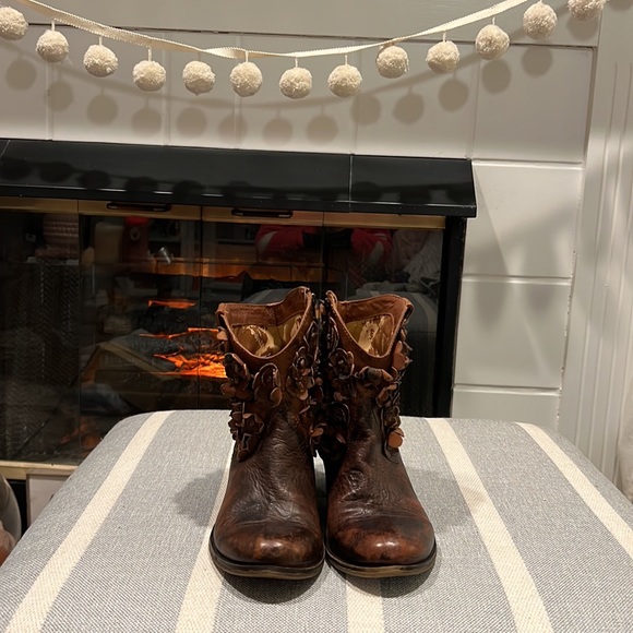 ♥️ANTHROPOLOGIE ♥️SHERIDAN l MIA ♥️Flowers Leather Ankle Boots Size 9 - Picture 9 of 16